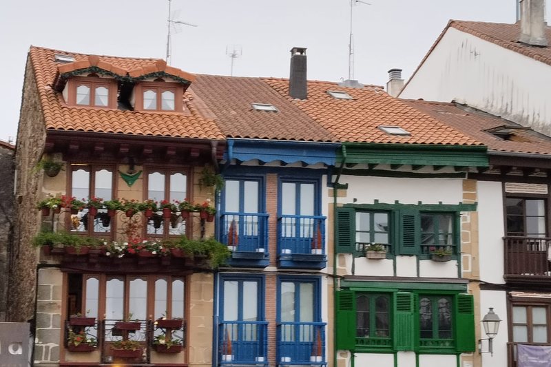 Casco antiguo amurallado de Hondarribia, a 30 minutos de Lesaka