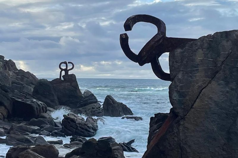 Playa de La Concha en San Sebastián, a 30 minutos de la casa rural Gure Idorpea en Lesaka